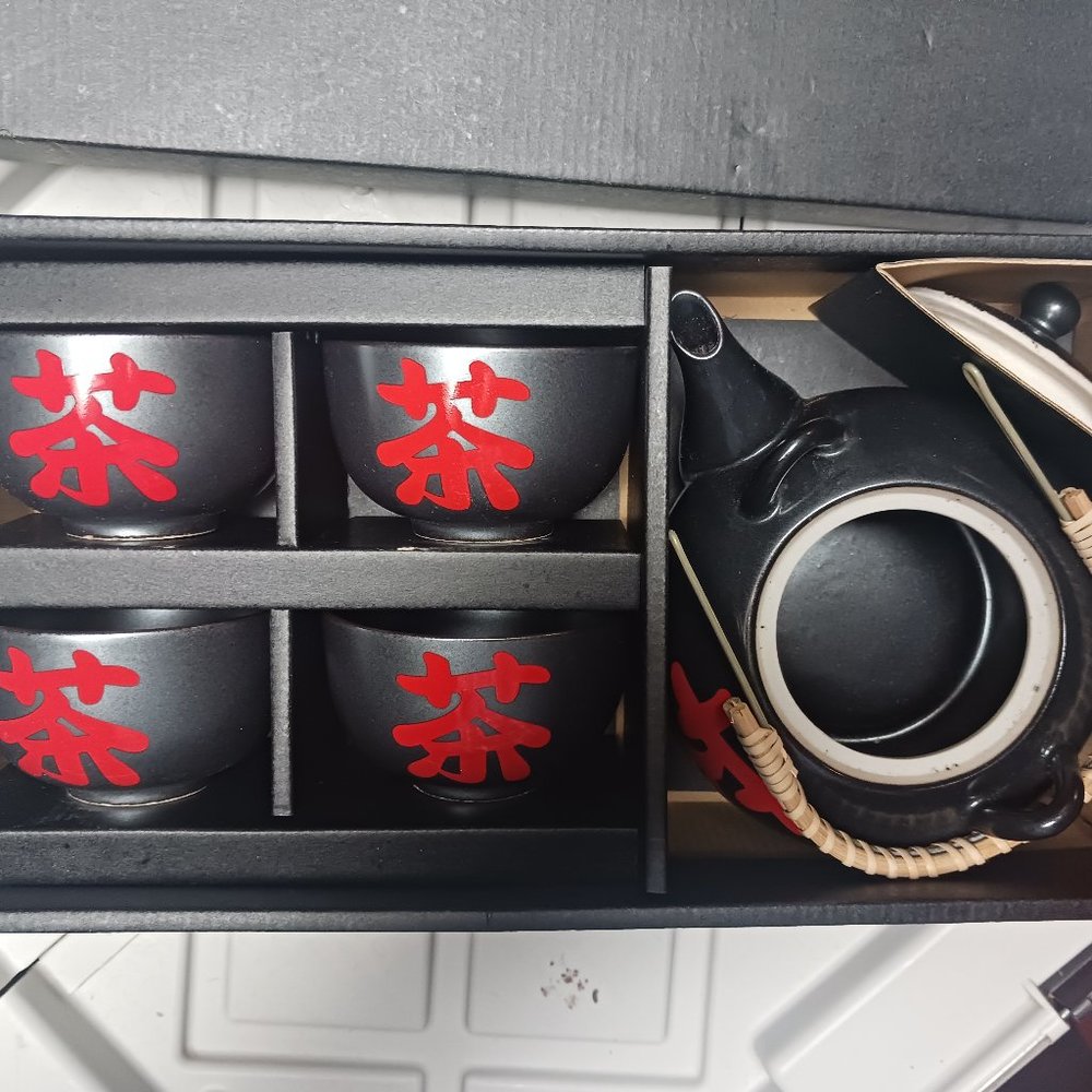 NWT! ASIAN Tea Set (Teapot & 4 Teacups)